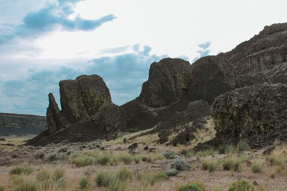 Hiking the Umatilla Rock trail in Sun Lakes Dry Falls State Park, Washington.