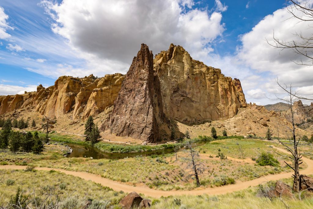 Stunning rock formations in Smith Rock State Park, Oregon.